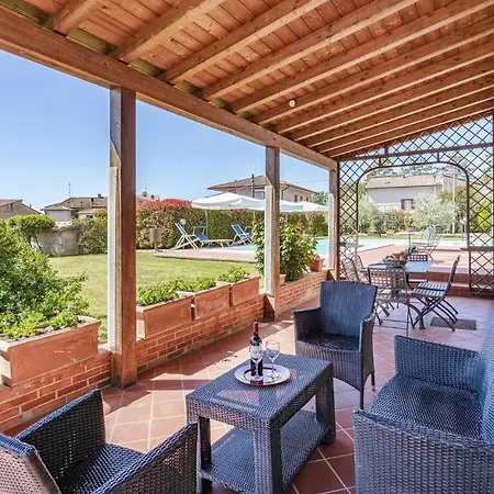 Awesome In With 5 Bedrooms, Wifi And Outdoor Swimming Pool