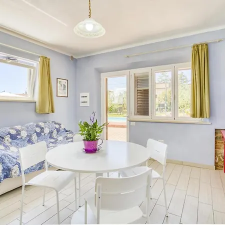 Awesome In With 5 Bedrooms, Wifi And Outdoor Swimming Pool Holiday home *