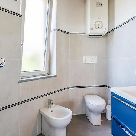 Дом отдыха Awesome In With 5 Bedrooms, Wifi And Outdoor Swimming Pool *