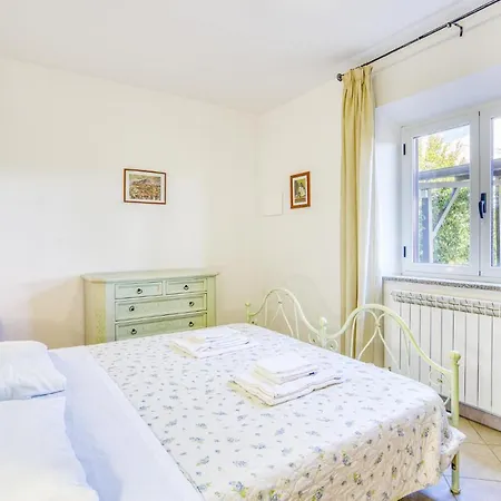 Дом отдыха Awesome In With 5 Bedrooms, Wifi And Outdoor Swimming Pool Кастильоне-дель-Лаго