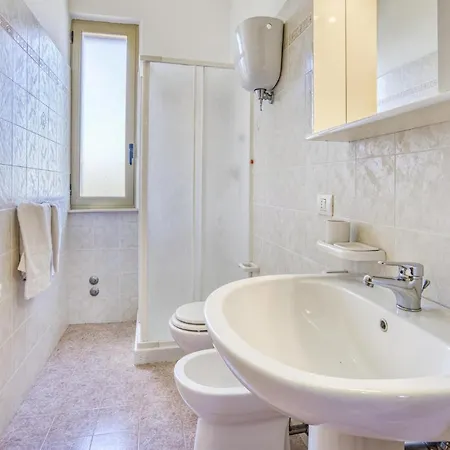 Awesome In With 5 Bedrooms, Wifi And Outdoor Swimming Pool Дом отдыха *